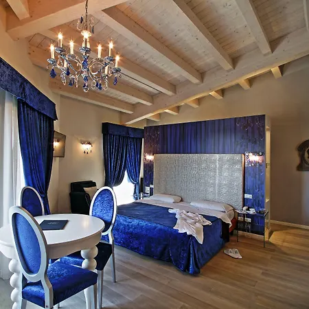 Boutique Calzavecchio 4* קזלקיו די רנו